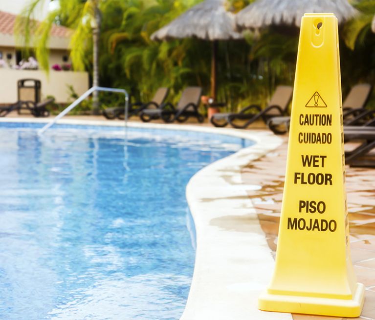 piscina caution
